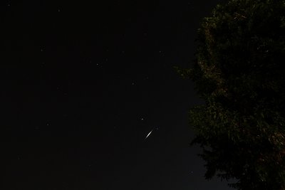 Flare von Iridium 14 am 02.06.2017 um 00:47:37MESZ; Helligkeit etwa -6.5 mag. Aufgenommen in der Bonner Südstadt mit einer Sony DSC-HX400V, Belichtungszeit 30s bei Blende 2.8 und ISO 100, Brennweite 24mm (Kleinbild).