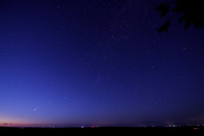 23:40 MESZ; Perseid mit Licht vom aufgehendem Mond22:45 MESZ; Perseid mit &quot;Restdämmerlicht&quot;