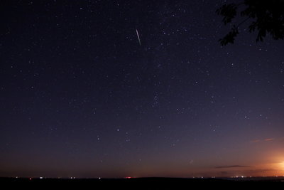 23:40 MESZ; Perseid mit Licht vom aufgehendem Mond