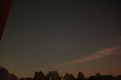 22:20 UTC. Erste Rotfärbung am Horizont rechts der Bildmitte. Danach schwache, wandernde Beamer.