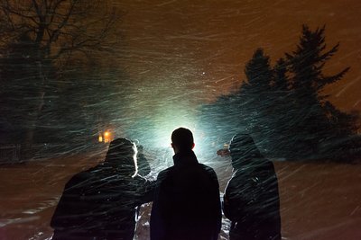 Ber kurzer Belichtungszeit sieht man den 22° deutlicher - auch vor den Halojüngern. Oben war auch diffus der Berührungsbogen zu erahnen.