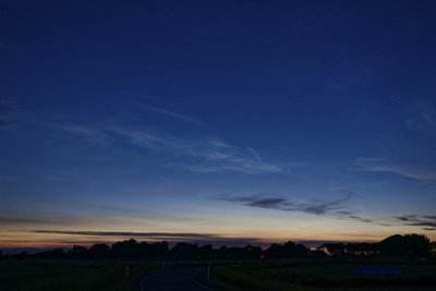 Tating 00:12 Uhr 35 mm (leicht beschnitten) <br />Die Fake-Wolken und drunter die unbemerkten NLC.