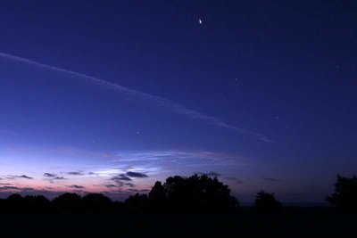 0:08 MESZ, Meteor(Weltraumschrott (?) heller Strich  obere Bildmitte