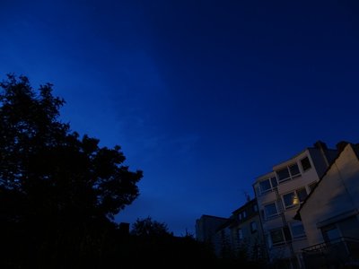 Abb. 2: Blick nach Osten mit deutlich sichtbarer Südgrenze des NLC-Feldes. Aufnahmezeit: 04:09 MESZ, Sonne 8.3° unter dem Horizont.