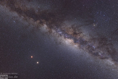 Die Milchstraße mit Mond und Mars während der Totalität