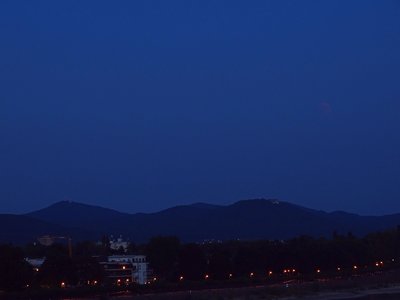 Abb. 3: Und da ist der &quot;Blutmond&quot; endlich, rechts über dem Petersberg gerade aus dem Dunst aufgetaucht (22:01 MESZ).