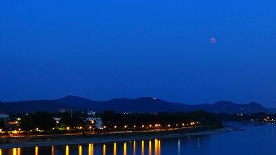 Abb. 5: Das Maximum der Finsternis ist nahezu erreicht, als auch der Mars sichtbar wird (22:19 MESZ).