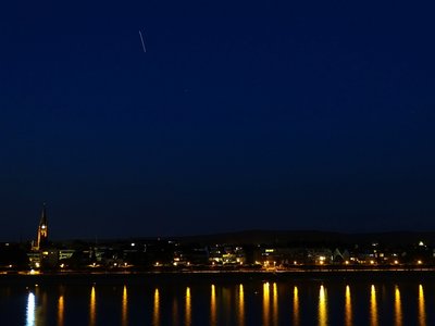 Abb. 7: Überflug der ISS mit Alexander Gerst an Bord, als Strichspur festgehalten in einer 10 Sekunden belichteten Aufnahme (22:37 MESZ).