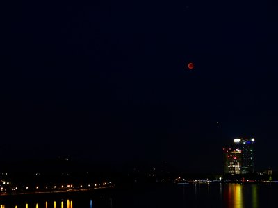 Abb. 9: Mond und Mars steigen allmählich höher (22:50 MESZ).