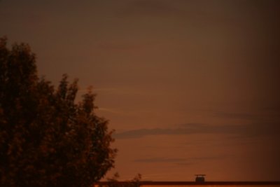 NLC im Tele nach NO, 01:42 UT, 4/300 mm, t 6&quot;, ISO 800