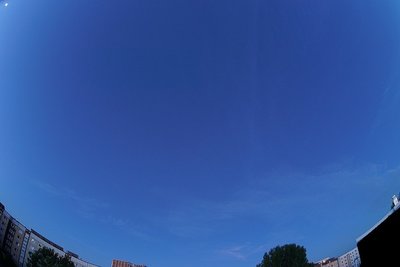 02:44 UT, 8/16 mm, ISO 640, t 3,2&quot;; NLC überfliegen den Südhimmel. ...und der Mond ist mit dabei :-)