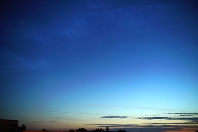 02:23 UT, 2/50 mm, ISO 640, t 1/8&quot;; NLC bedecken den &quot;Großen Wagen&quot;.