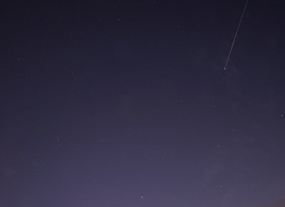 02:07:44 UT, 2/25 mm, ISO 800, t 8&quot;, im NO nördlich des Wagenkastens (plus Satellitenspur links unten) (oberer Bildrand vom Original)