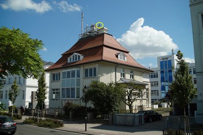 Die altehrwürdige DWD-Wetterstationsvilla - seit geraumer Zeit unter Mitnutzung des "IOW" (die mittlerweile glaube ich das Gebäude sogar übernommen haben?). Die Wetterstation selbst ist wie, viele andere, schon einige Zeit verwaist, sprich unbemannt... und läuft nur noch automatisch ohne Augenbeobachtungen. Im Hintergrund ist das Hauptgebäude des "IOW" zu sehen.