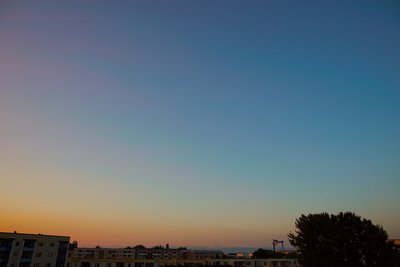 17:52 UT, Rostock, N-Himmel mit f 25 mm an Sony Alpha 7S + Dydim-Filter; kontrastverstärkt, auch hier schlummern "Strukturen" / Farbstreifen im Bild