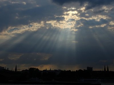 Krepuskular-Strahlen über der Bonner Innenstadt am 04.09.2018 um 17:23 Uhr.