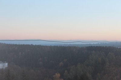 Böhmischer Nebel über dem Osterzgebirge, eigentliche Gebirgsformation nachgezeichnet