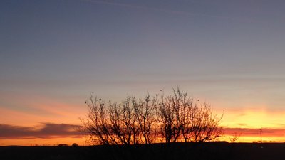 Sonnenuntergang mit schwacher Lichtäule