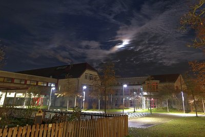 22:44 Uhr MEZ. Noch bevor der Mond über den abziehenden Wolken erscheint, wird ein farbiger Nebenmond sichtbar.
