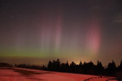 Bild von 23:58 MEZ (17.3.15). Der Schnee wird von der roten Beleuchtung des Funkmasts angestrahlt, nicht vom PL :)