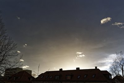 Wolkenstrahlen &amp; tief fliegende Wolkenfetzen