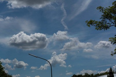 13:23 MESZ: Blauer ZHB hinter Wolken; Kontrast angehoben, Belichtung angepasst