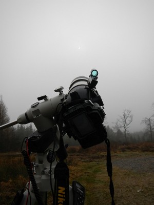 Equipment und Sonnensichel in Nebelsuppe über dem Hohen Venn