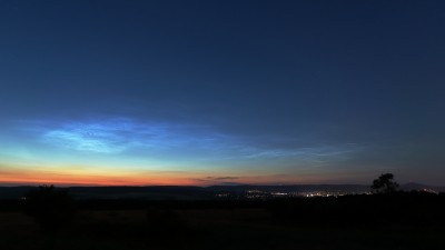 Die Aufnahme hier ist von 22:29, der Stern oben rechts ist Vega. 16mm auf Vollvormat (f/7.1, 3.2s ISO800, EOS 5DII).