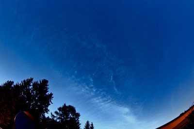 0230 UTC - mit 8mm, NLC über den Zenit hinaus nach Süden