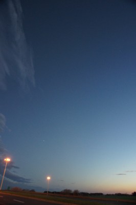 DSC01372 Tot-Scha-Ende#.JPG (53.76 KiB) 9005 mal betrachtet Während oben noch der Mondschatten sichtbar ist, sind unten bereits die zusammenlaufenden Dämmerungsstrahlen zu erkennen.