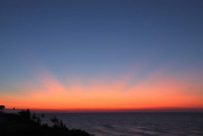 22:00 MESZ, Aerosolschicht immer noch angeleuchtet, Strahlen