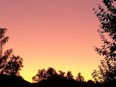 Purpurlicht über Deißlingen (Kreis Rottweil) am 13.09.2019 um 20:06 Uhr, aufgenommen mit einem Smartphone.