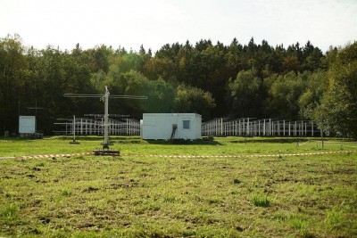 Antennenfeld OSWIN im Hintergrund