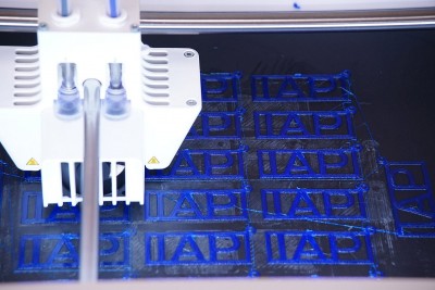 Daneben gibt es einige weitere 3D Drucker für Kleinteile - hier zur Demo flexible IAP-Logos (z. B. Schlüsselanhänger)