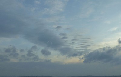 besondere Wolkenformation Horseshoe Vortex und ein Stapel von orographischem Altocumulus (dachte erst an aparitas aber die Beschreibung auf World Cloud Atlas spreicht von einer Wolkendecke) und, ganz schwer zur erkennen, eine kleine Kelvin-Helmholtz-Welle über dem Osterzgebirge