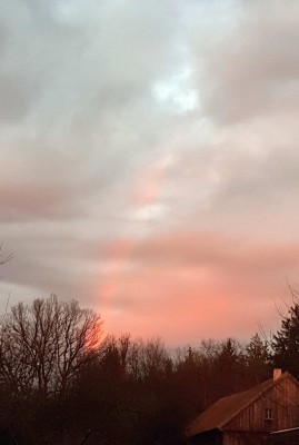 Vergangenen Sonntag gab es bei Ebersberg (Oberbayern) für wenige Sekunden Teile eines roten Regenbogens.