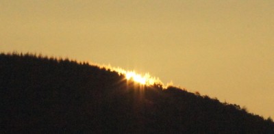 erste Sonnenstrahlen sichtbar