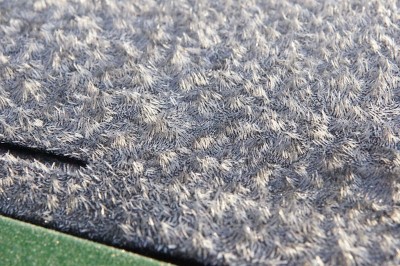 Eisnadeln auf dem Dach des Wagens