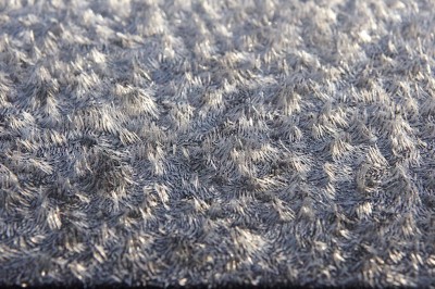 Eisnadeln auf dem Dach des Wagens