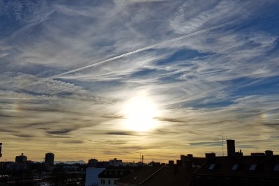München-Ost, 09.1.2020 15:22 Uhr: Beide Nebensonnen. (Handyfoto)