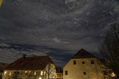 Weiter gings durch die Nacht:<br />Haar, 23:31 Uhr MEZ 22° Ring am Mond.