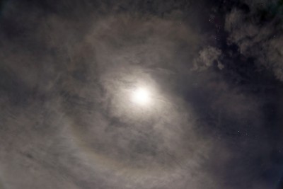 Haar, 23:44 Uhr MEZ 22° Ring am Mond.