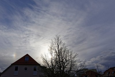 Bei sonst regnerischem Wetter mit 8/8 Bewölkung, kam die Sonne gegen 14:30 Uhr für ein paar Minuten zum Vorschein und erzeugte eine nette linke Nebensonne.