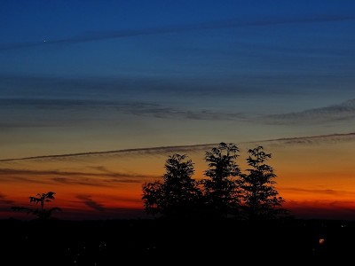 Venus und Merkur in der Abenddämmerung am 21.05.2020 um 22:03 MESZ (Sonnendepression knapp 6°), aufgenommen zwischen den Orten Stiedorfer Hohn und Bockeroth im Pleiser Hügelland bei Bonn.