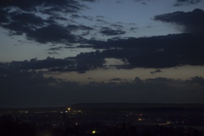 23.05.2020, 23:00 MESZ: Elnath, Venus(sichel) und Merkur durch Wolkenlücken in der Abenddämmerung bei 10,7° Sonnendepression; Standort: bei Lübbecke. (Kleinbild, 122mm)