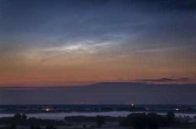 NLC's um 03:35 MESZ, Helligkeit 2, Standort bei Lübbecke. (122mm, Kleinbild, HDR aus einer Belichtung für den Himmel + eine Belichtung für das vernebelte Moor)