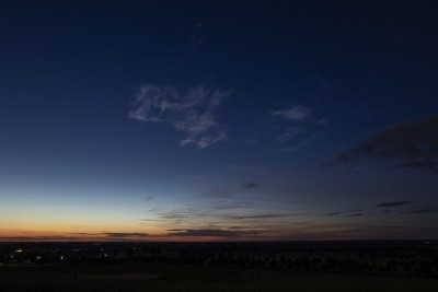 k-1abendsektor-no-nlc3031052020-00.jpg (60.13 KiB) 8816 mal betrachtet 30.05.2020, 23:16 MESZ - Im Abendsektor sind nur (angestrahlte) troposphärische Wolken, sowie Kontrasteffekte, zu beobachten gewesen. (24mm KB, Standort: bei Lübbecke)