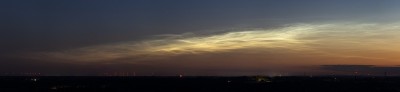 k-3nlc3031052020-02.jpg (48.64 KiB) 8816 mal betrachtet NLC's um 03:14 MESZ, Helligkeit 3, Sonnendepression bei 11,9°, Standort bei Lübbecke. (200mm, Kleinbild, Panorama aus drei Aufnahmen)