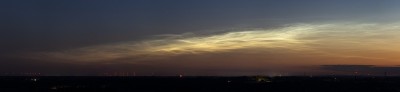 NLC's um 03:14 MESZ, Helligkeit 3, Sonnendepression bei 11,9°, Standort bei Lübbecke. (200mm, Kleinbild, Panorama aus drei Aufnahmen)