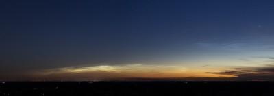 NLC's um 03:00 MESZ, Helligkeit 3, Sonnendepression bei 12,8°, Standort bei Lübbecke. (70mm, Kleinbild, Panorama aus drei Aufnahmen)